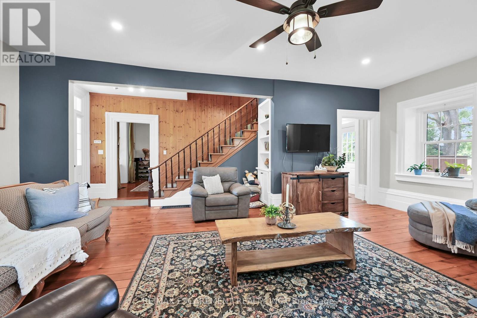 463 Concession 14 Road, Haldimand, ON - Indoor Photo Showing Living Room
