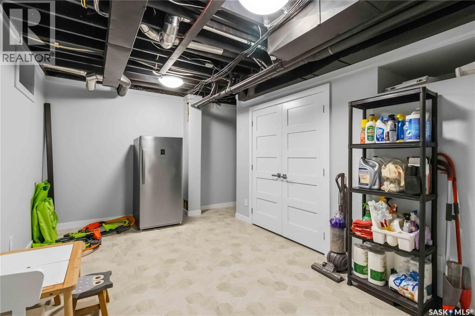 1134 Spadina Crescent E, Saskatoon, SK - Indoor