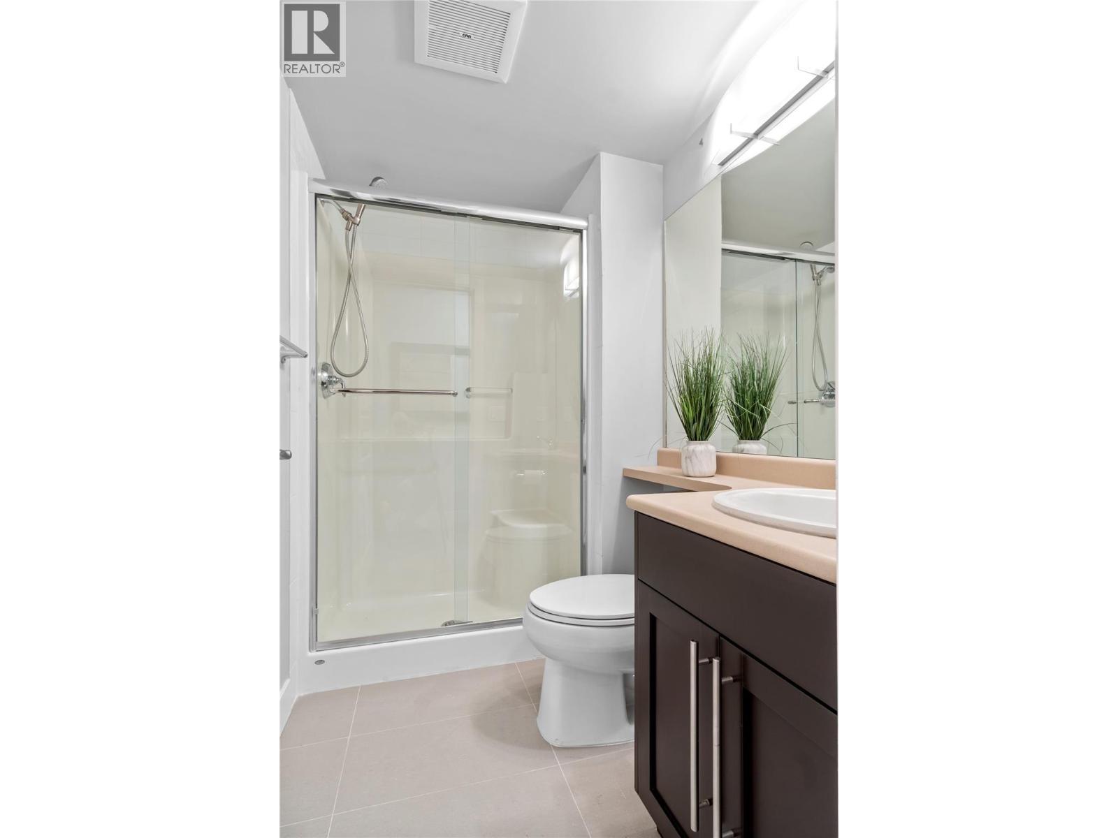 1099 Sunset Drive Unit# 341, Kelowna, BC - Indoor Photo Showing Bathroom