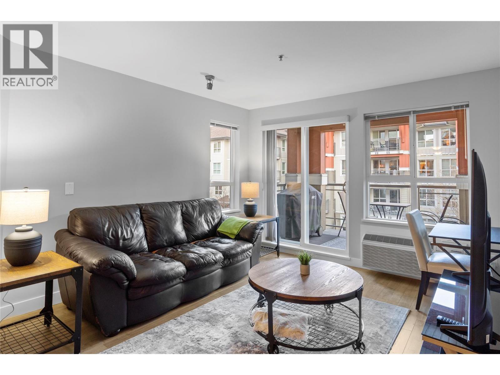 1099 Sunset Drive Unit# 341, Kelowna, BC - Indoor Photo Showing Living Room
