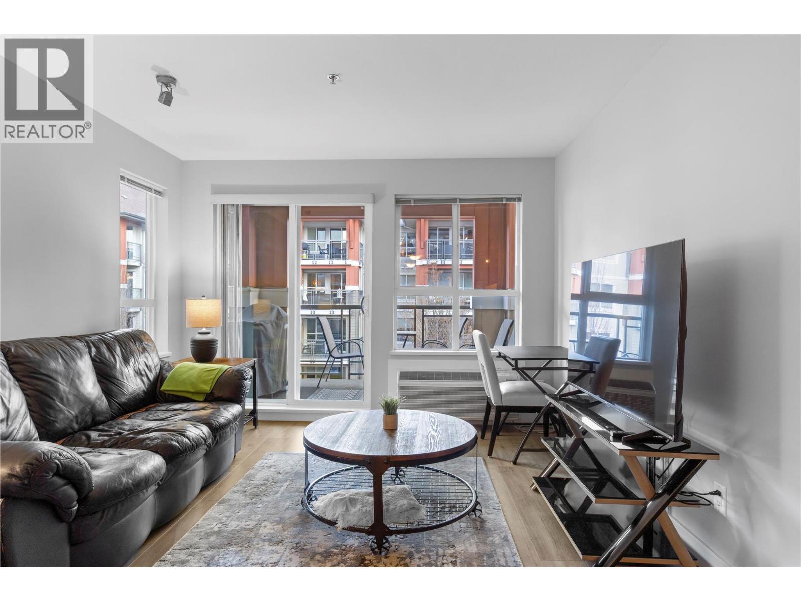 1099 Sunset Drive Unit# 341, Kelowna, BC - Indoor Photo Showing Living Room