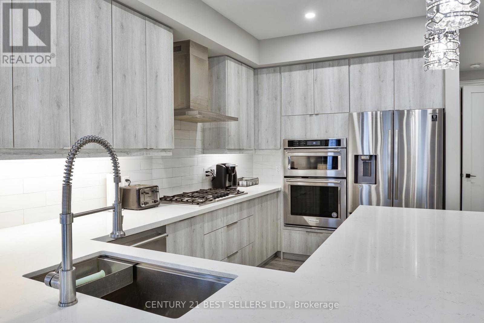 181 Anglo Street, Bracebridge, ON - Indoor Photo Showing Kitchen With Upgraded Kitchen