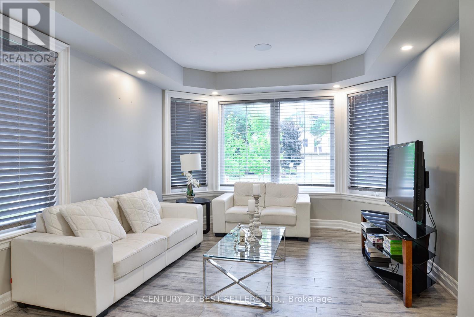 181 Anglo Street, Bracebridge, ON - Indoor Photo Showing Living Room