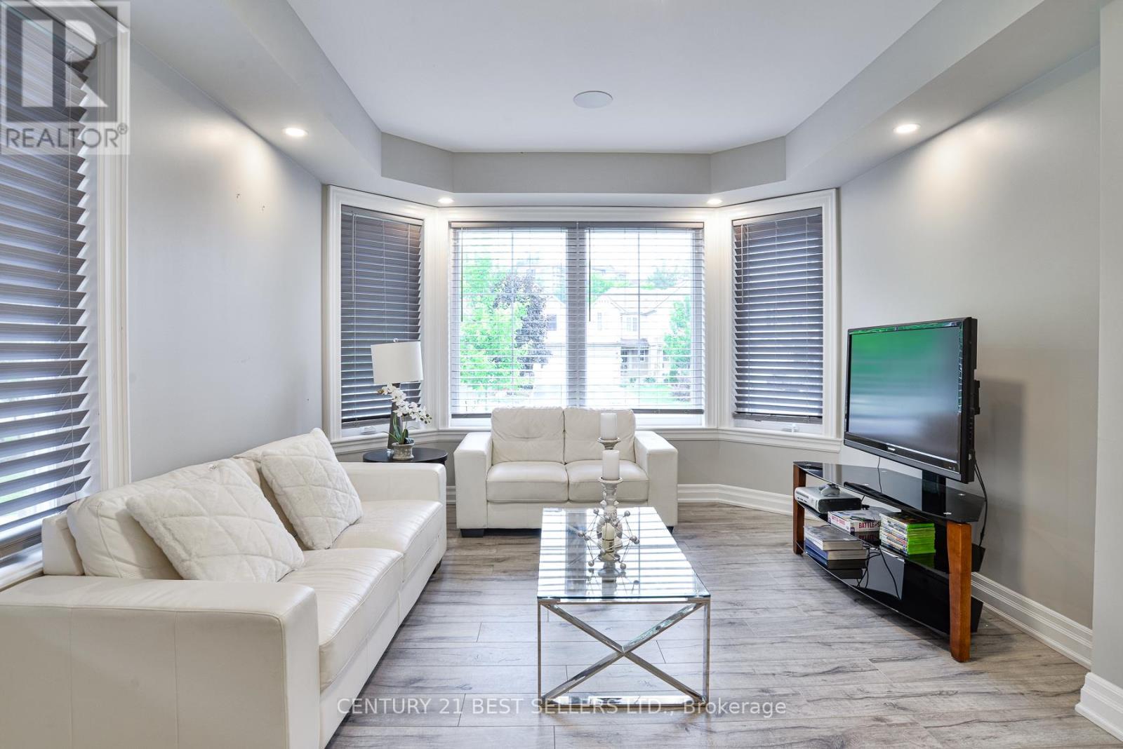 181 Anglo Street, Bracebridge, ON - Indoor Photo Showing Living Room