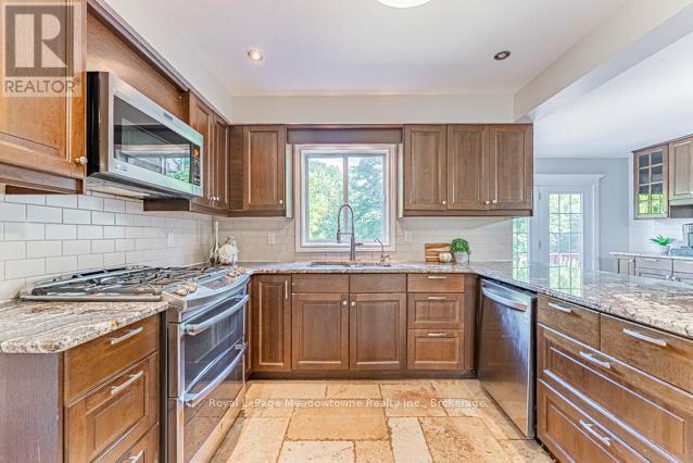 518 Grand Ridge Drive, Cambridge, ON - Indoor Photo Showing Kitchen With Double Sink