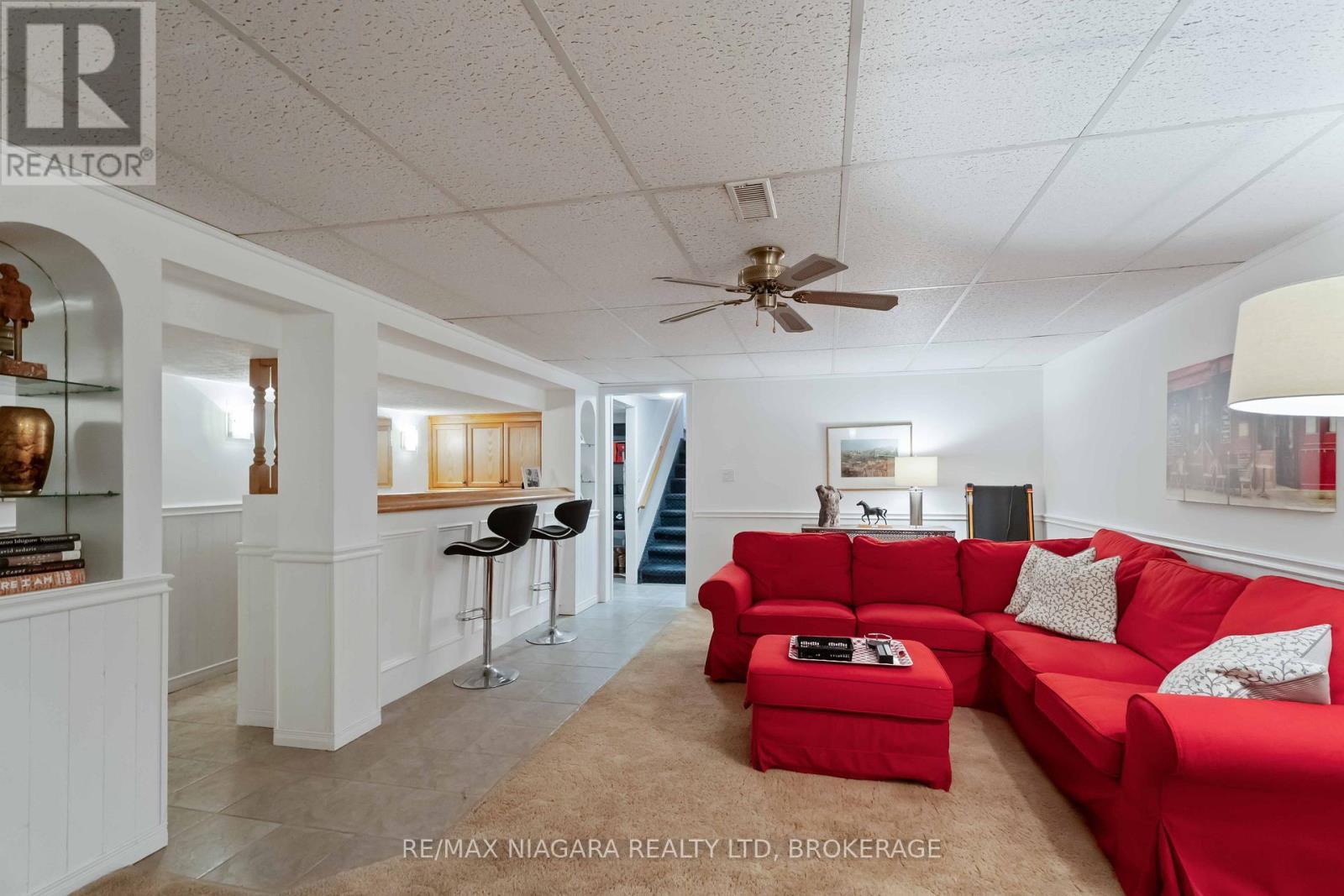 2921 Gail Avenue, Niagara Falls (Church'S Lane), ON - Indoor Photo Showing Living Room