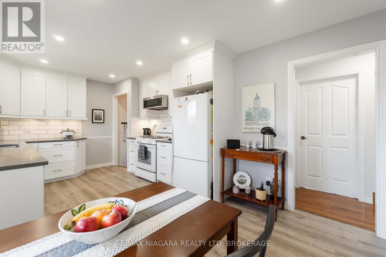2921 Gail Avenue, Niagara Falls (Church'S Lane), ON - Indoor Photo Showing Kitchen