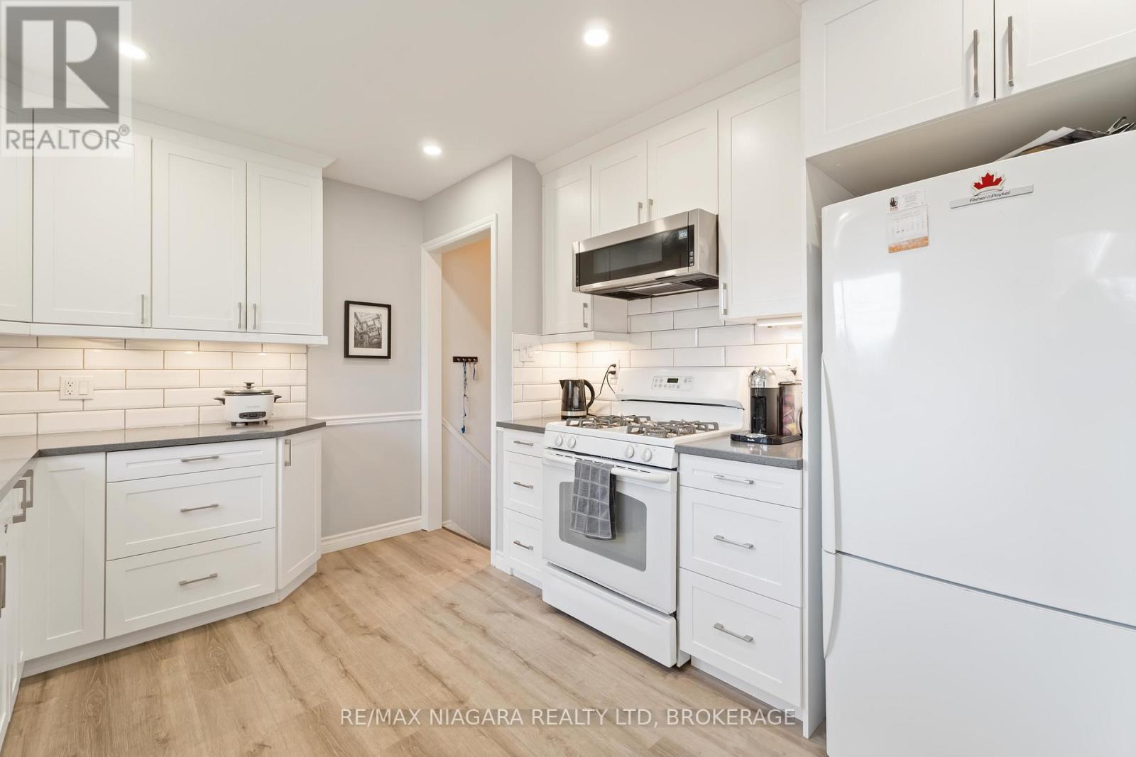 2921 Gail Avenue, Niagara Falls (Church'S Lane), ON - Indoor Photo Showing Kitchen