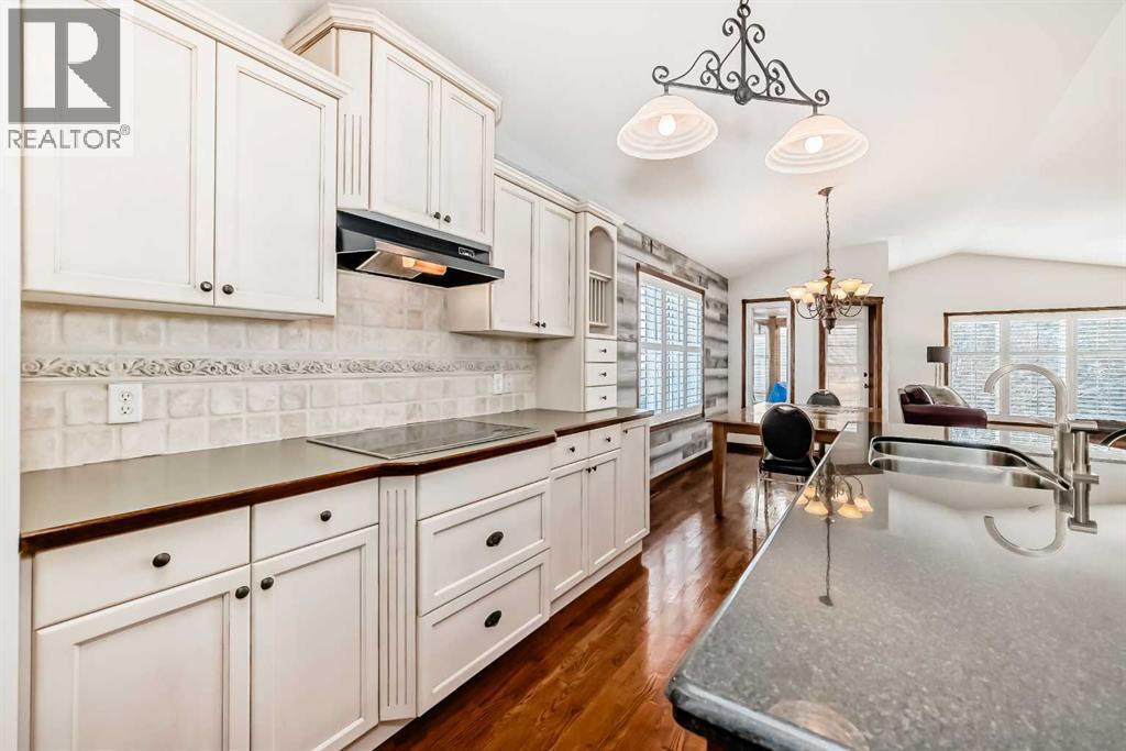 5647 55 Avenuecrescent, Innisfail, AB - Indoor Photo Showing Kitchen