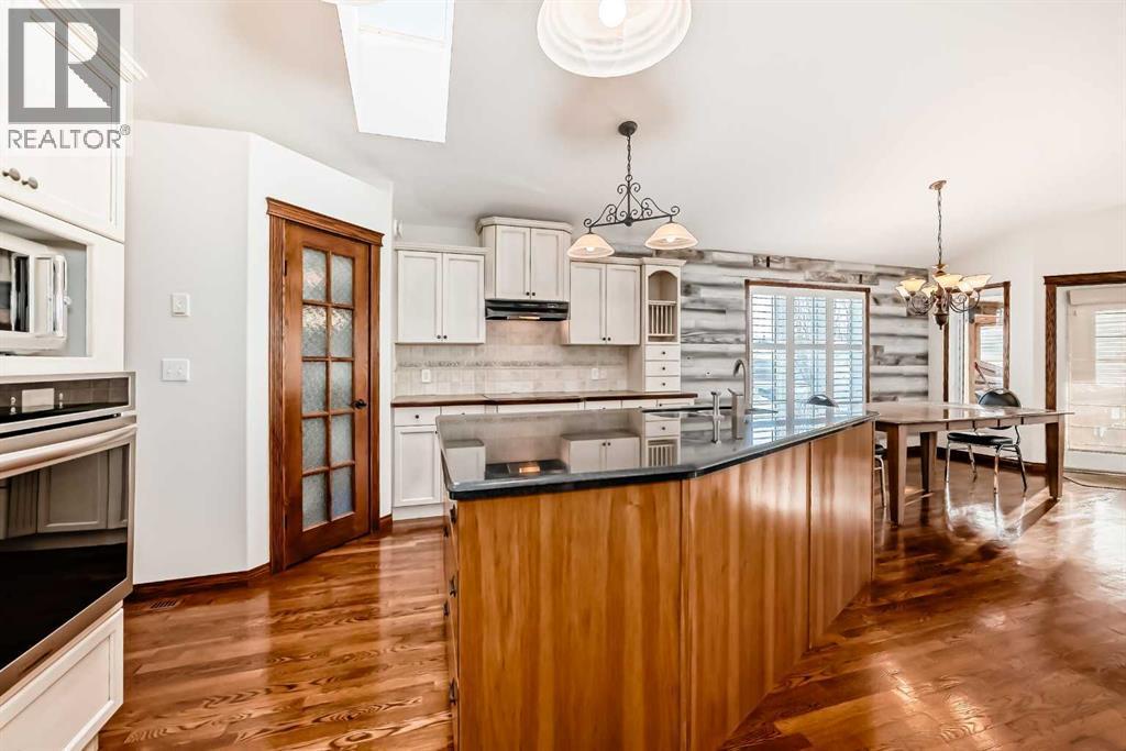 5647 55 Avenuecrescent, Innisfail, AB - Indoor Photo Showing Kitchen With Upgraded Kitchen