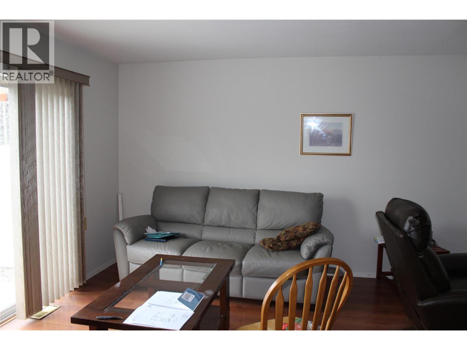 2951 11 Avenue Ne Unit# 10, Salmon Arm, BC - Indoor Photo Showing Living Room