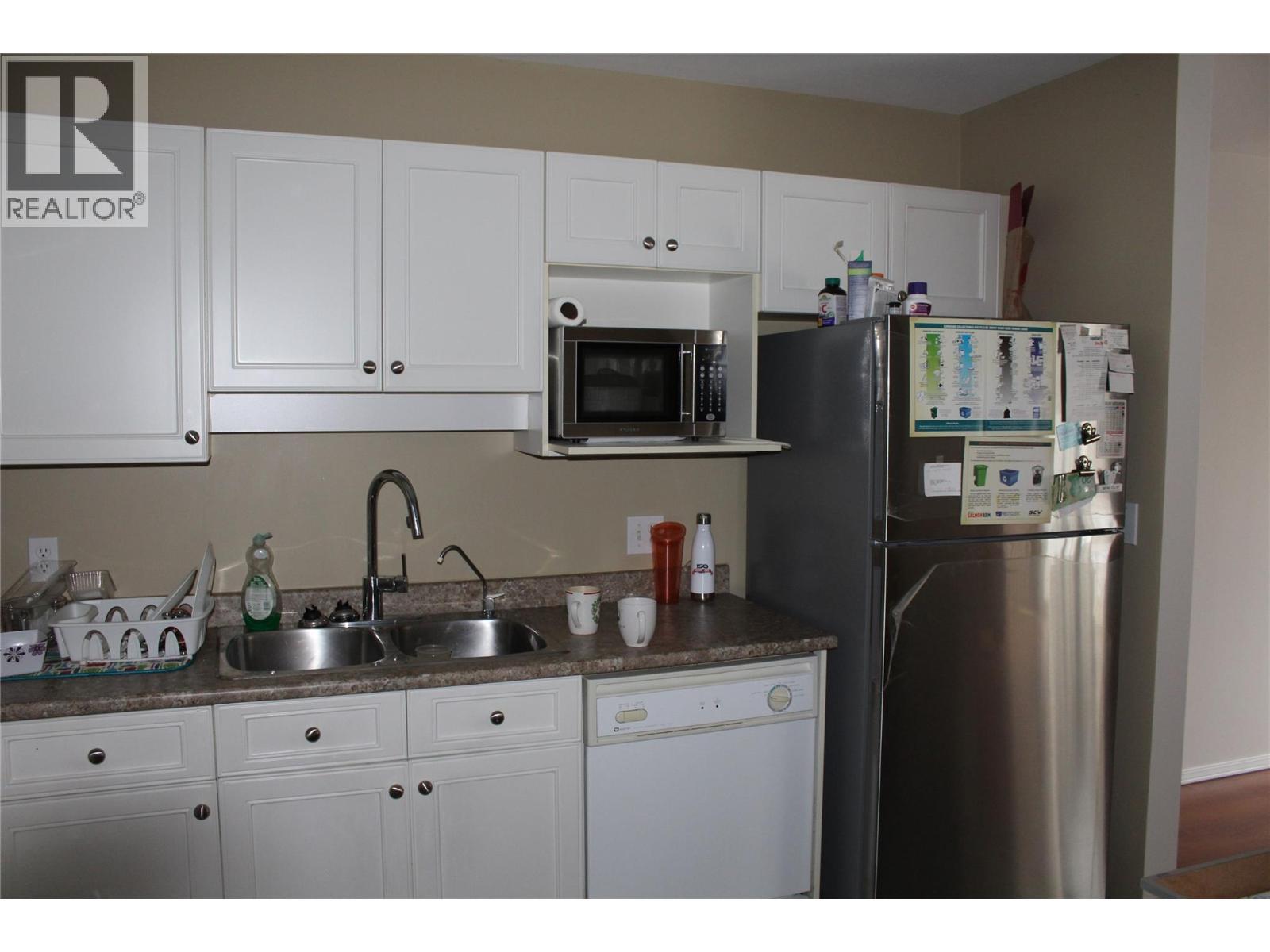 2951 11 Avenue Ne Unit# 10, Salmon Arm, BC - Indoor Photo Showing Kitchen With Double Sink