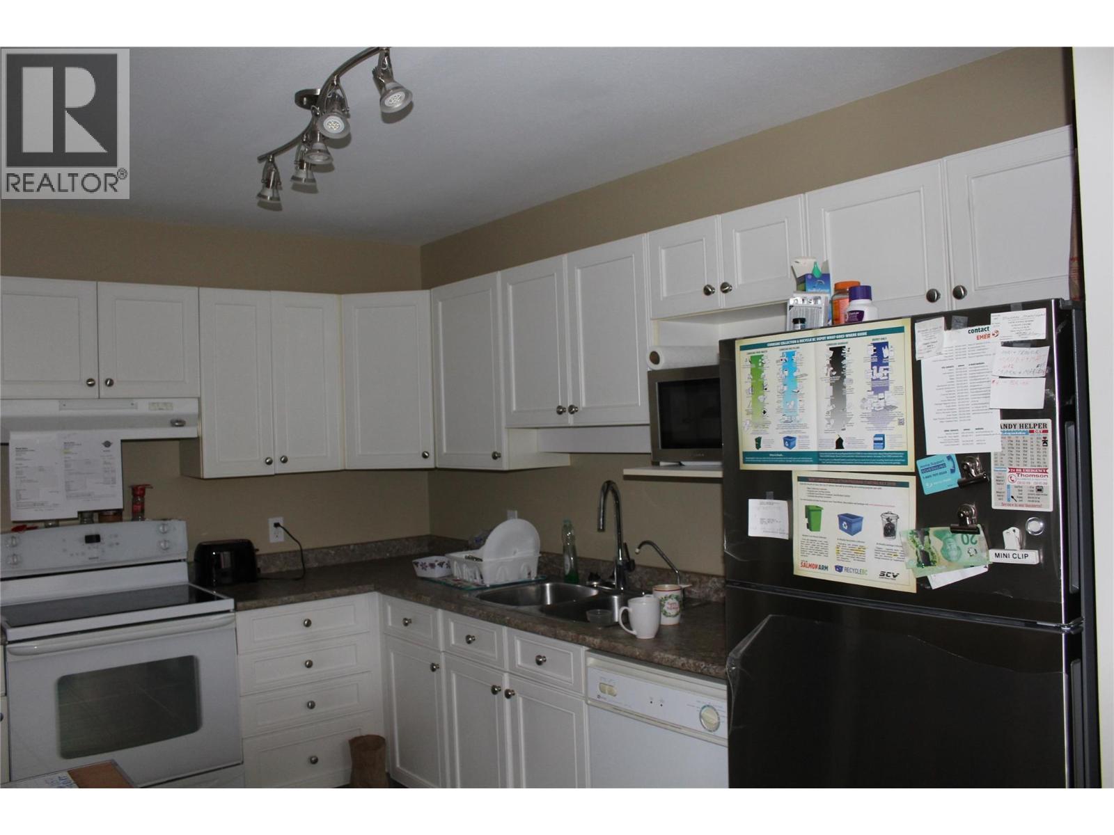 2951 11 Avenue Ne Unit# 10, Salmon Arm, BC - Indoor Photo Showing Kitchen With Double Sink