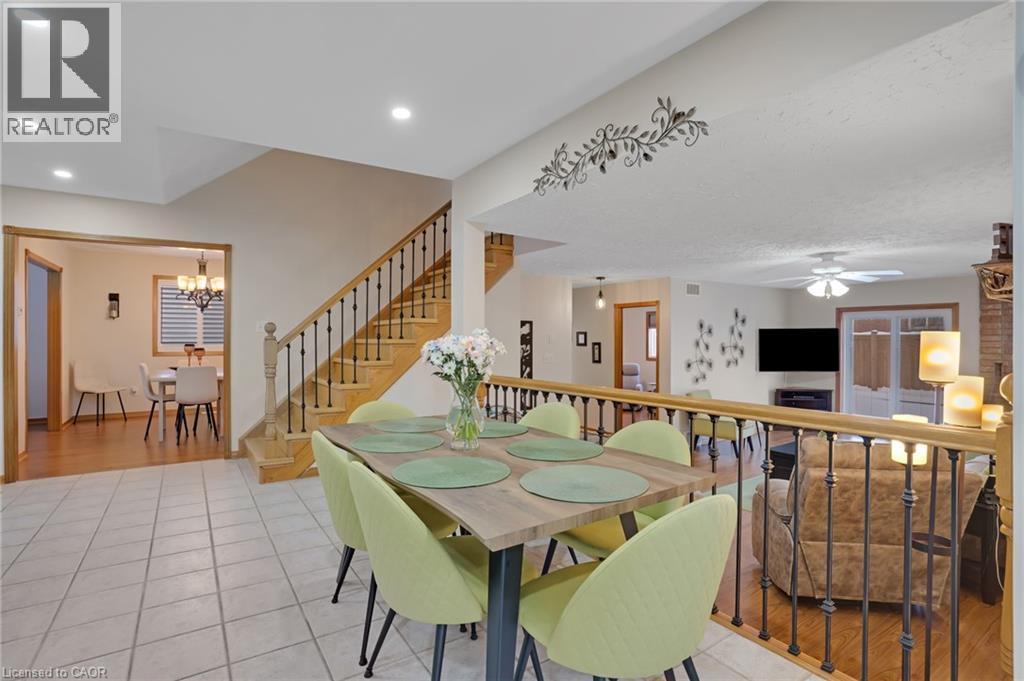 35 Southview Crescent, Cambridge, ON - Indoor Photo Showing Dining Room