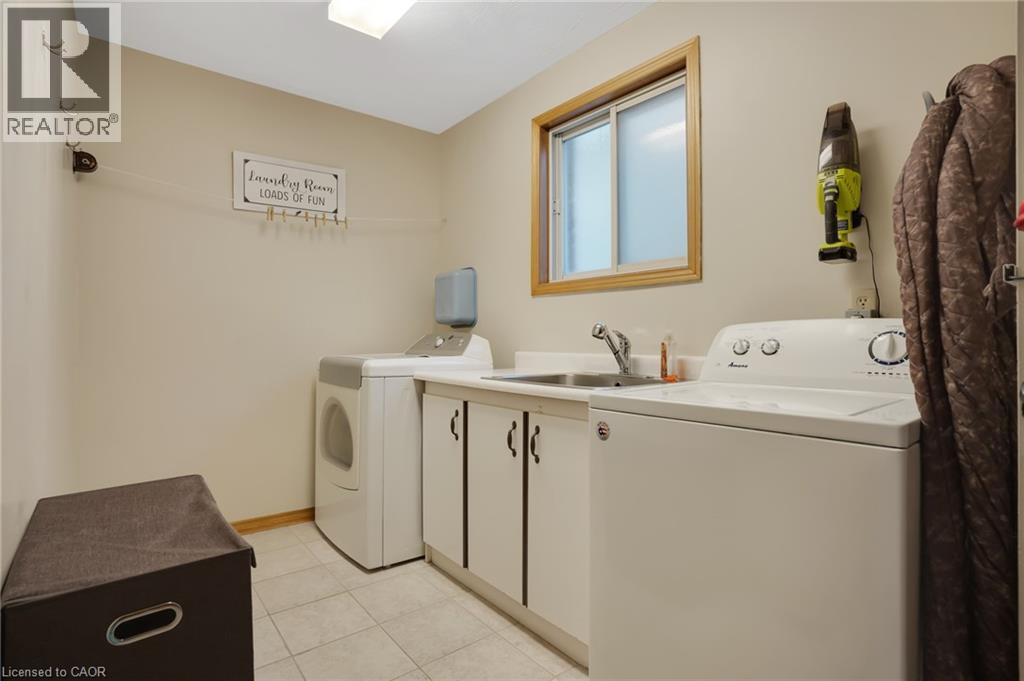 35 Southview Crescent, Cambridge, ON - Indoor Photo Showing Laundry Room