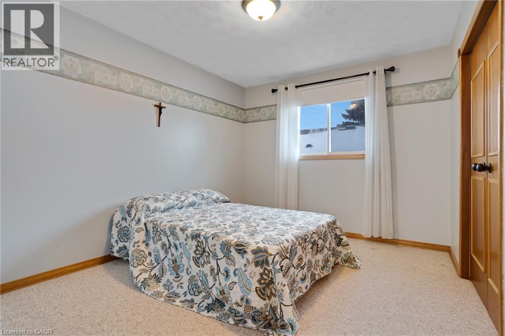 35 Southview Crescent, Cambridge, ON - Indoor Photo Showing Bedroom