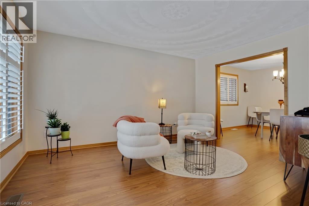 35 Southview Crescent, Cambridge, ON - Indoor Photo Showing Living Room