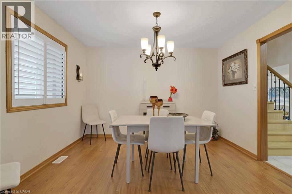 35 Southview Crescent, Cambridge, ON - Indoor Photo Showing Dining Room
