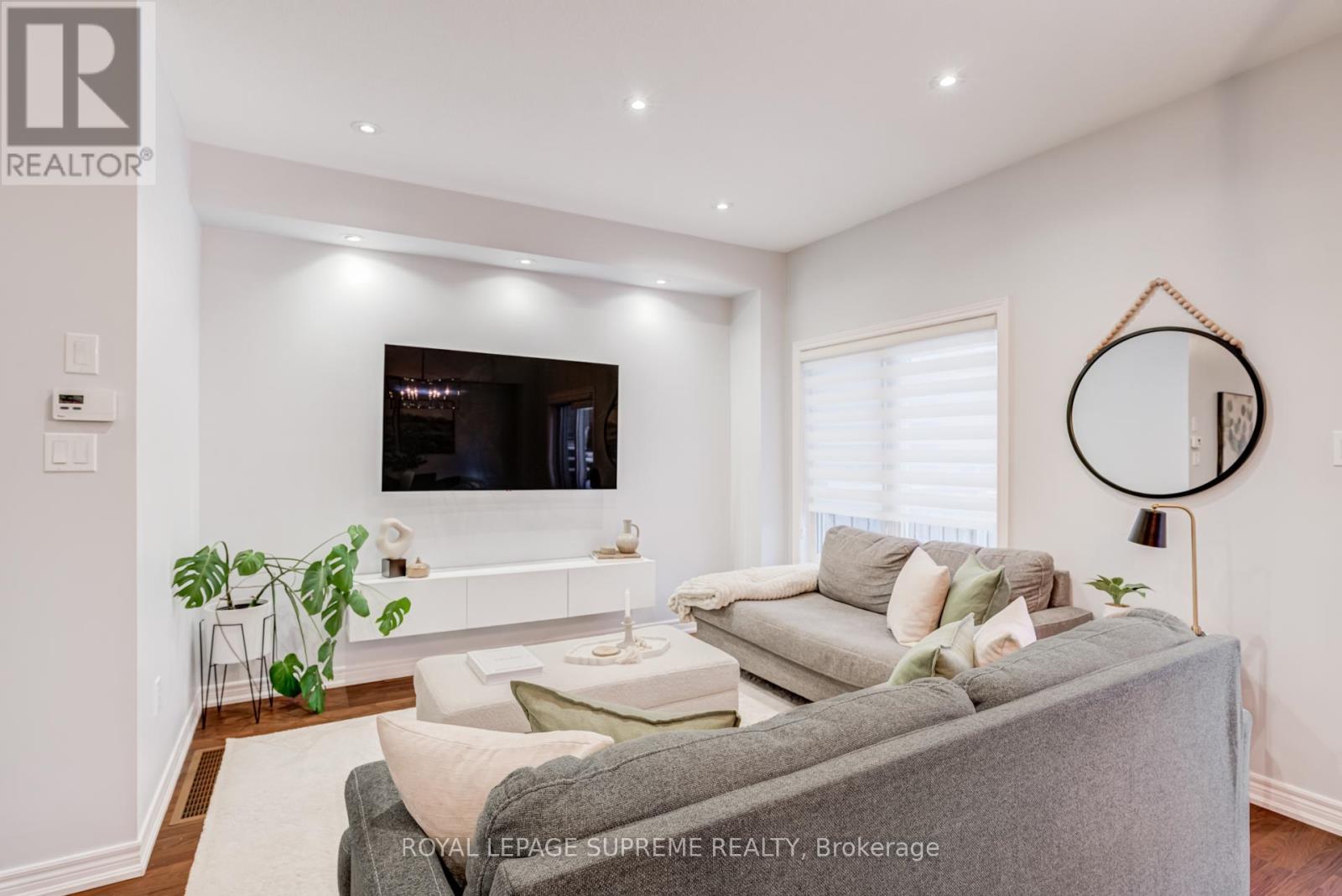 71 Luisa Street, Bradford West Gwillimbury, ON - Indoor Photo Showing Living Room