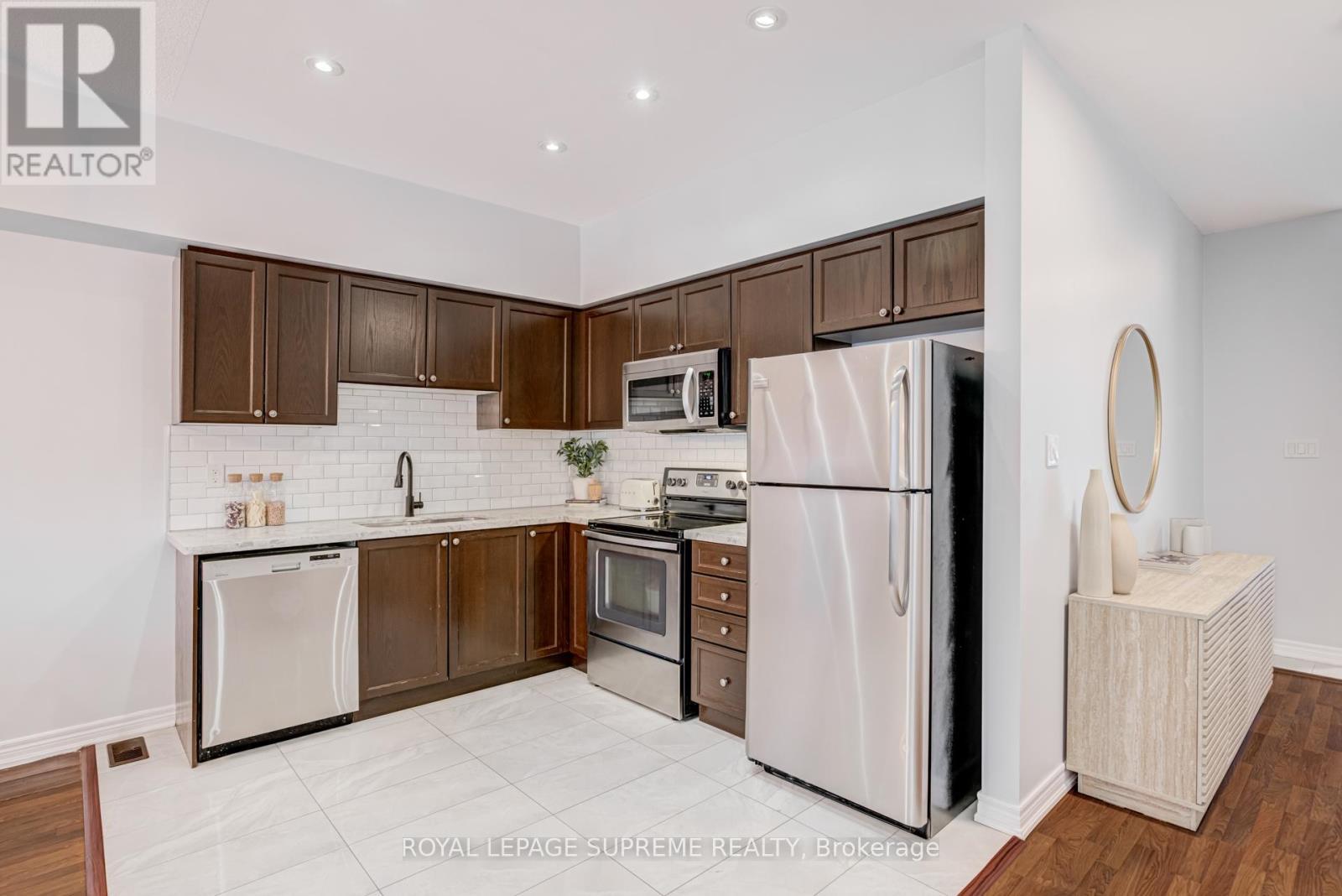 71 Luisa Street, Bradford West Gwillimbury, ON - Indoor Photo Showing Kitchen