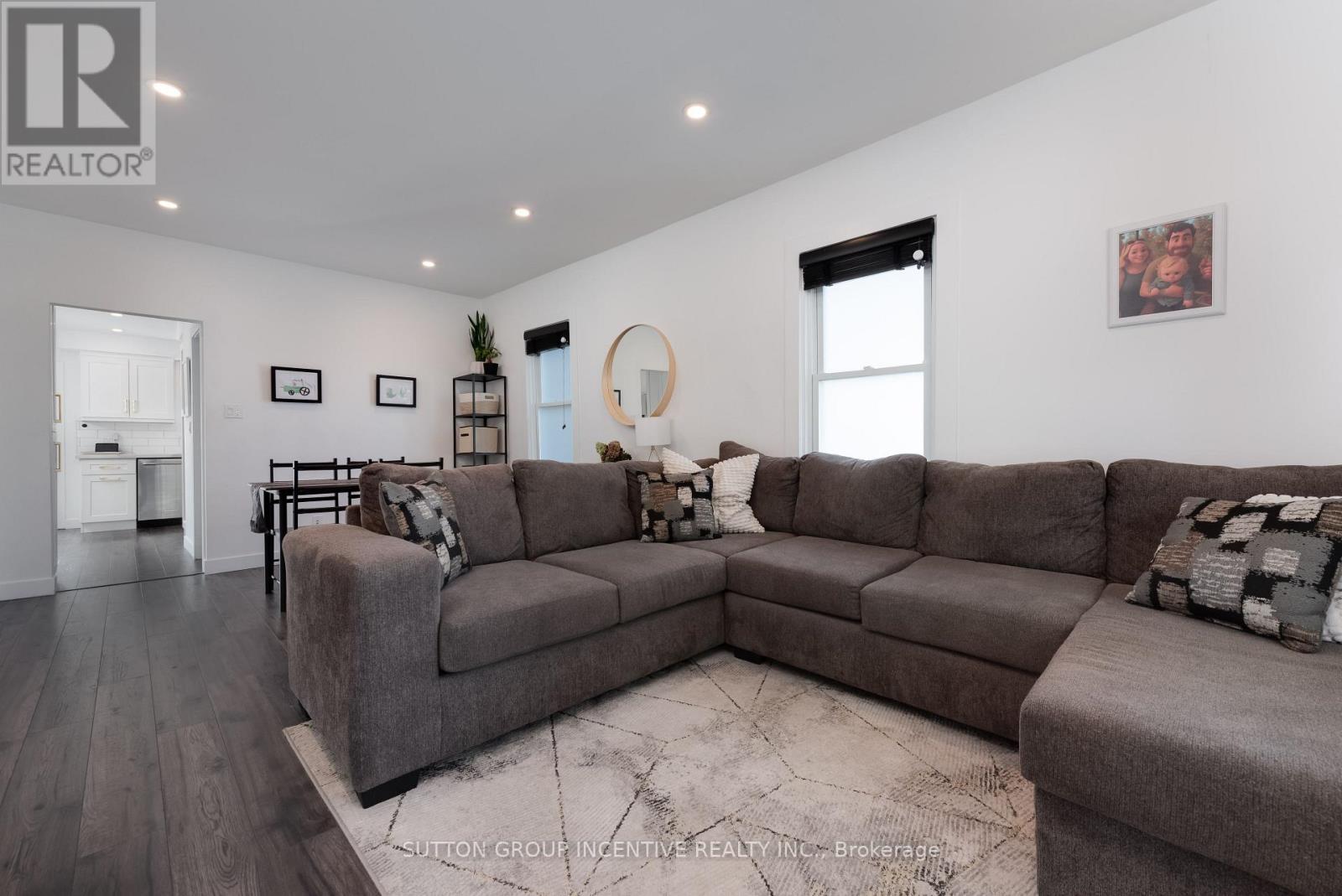 87 Dunlop Street, Orillia, ON - Indoor Photo Showing Living Room