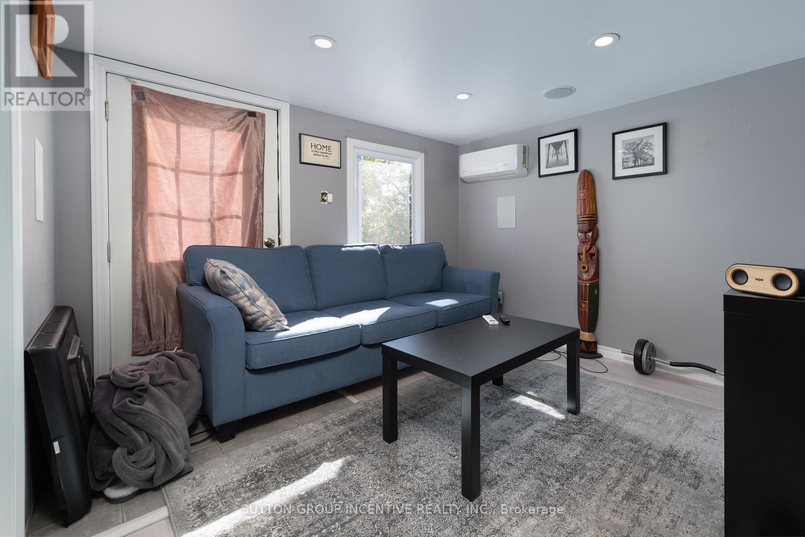 87 Dunlop Street, Orillia, ON - Indoor Photo Showing Living Room