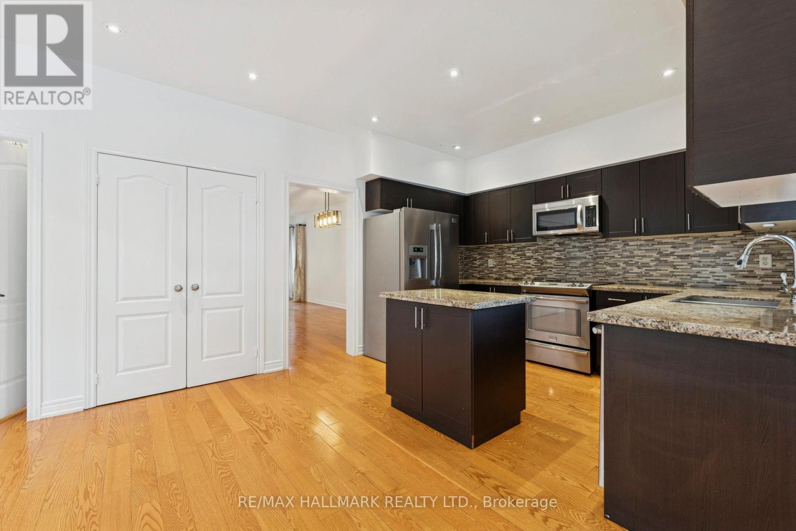 94 Olde Town Road, Brampton, ON - Indoor Photo Showing Kitchen With Upgraded Kitchen