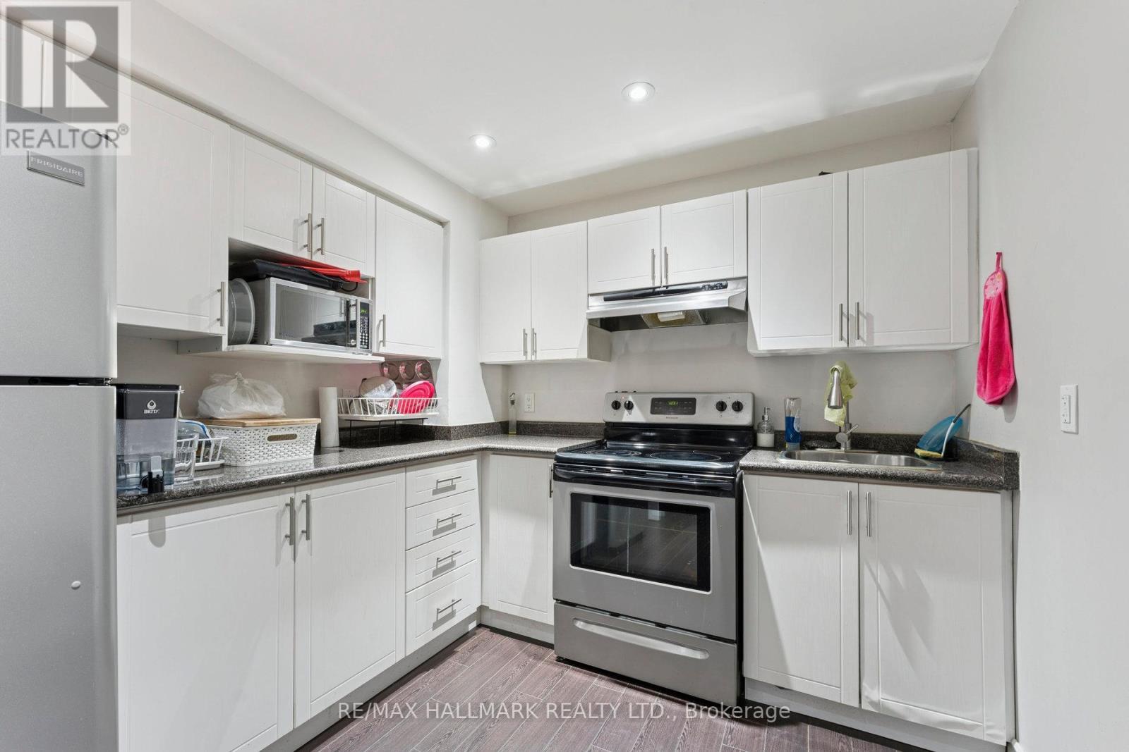 94 Olde Town Road, Brampton, ON - Indoor Photo Showing Kitchen