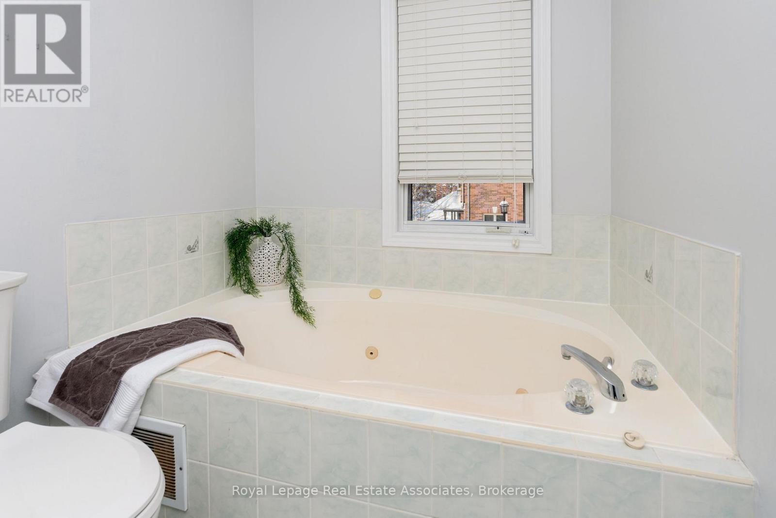 76 River Drive, Halton Hills, ON - Indoor Photo Showing Bathroom
