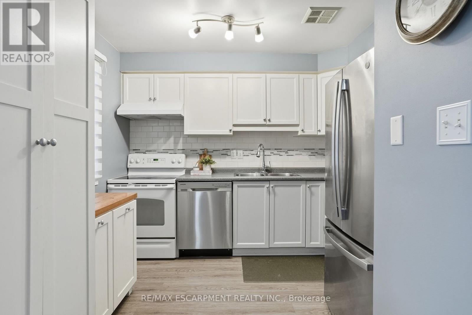 31 Galileo Boulevard, Brantford, ON - Indoor Photo Showing Kitchen With Double Sink