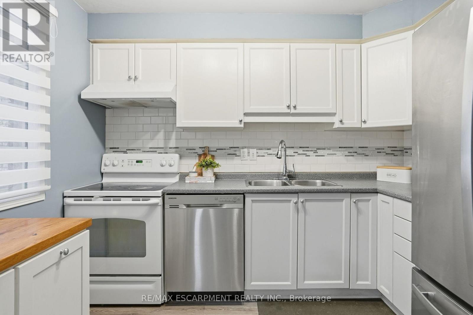 31 Galileo Boulevard, Brantford, ON - Indoor Photo Showing Kitchen With Double Sink