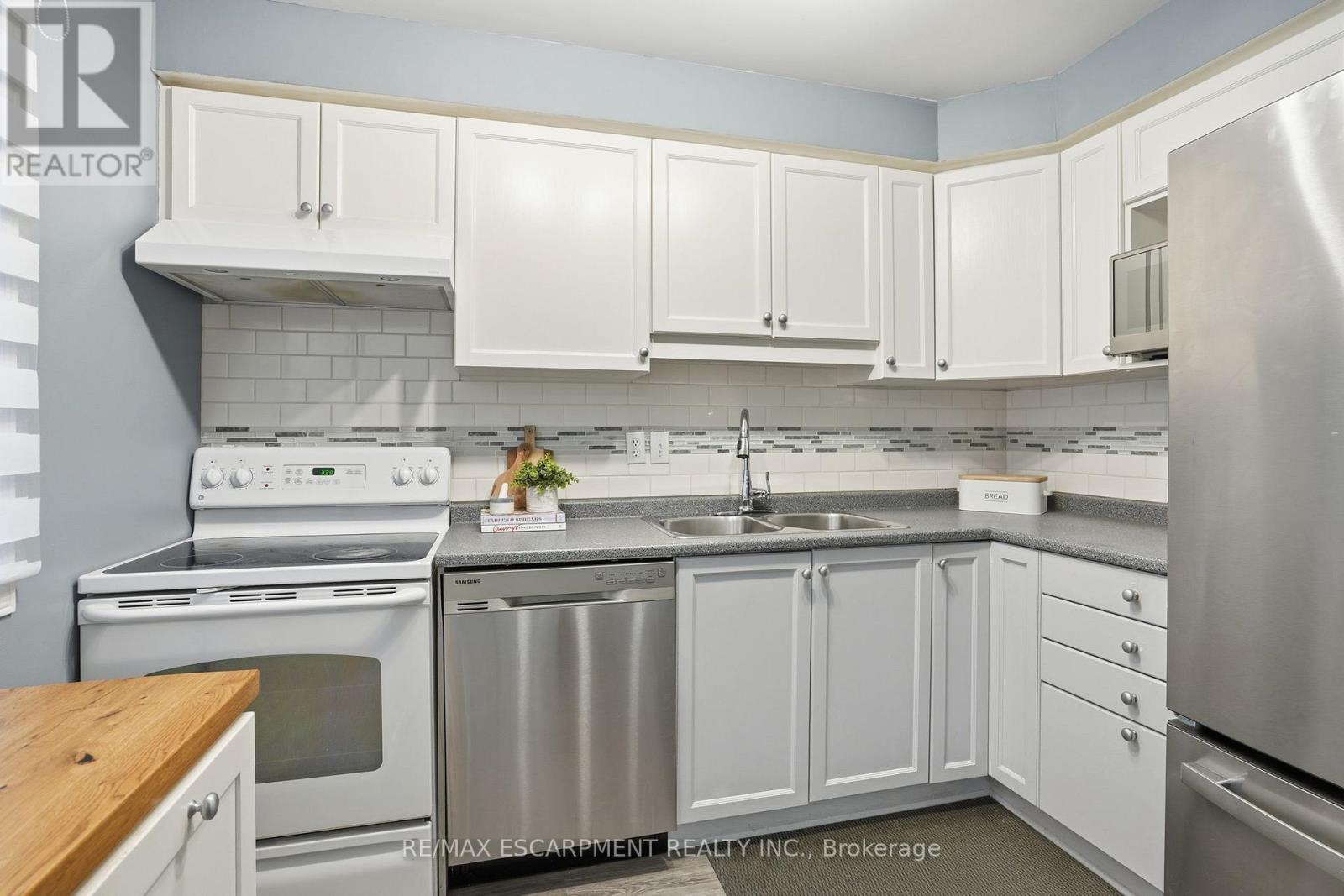 31 Galileo Boulevard, Brantford, ON - Indoor Photo Showing Kitchen With Double Sink