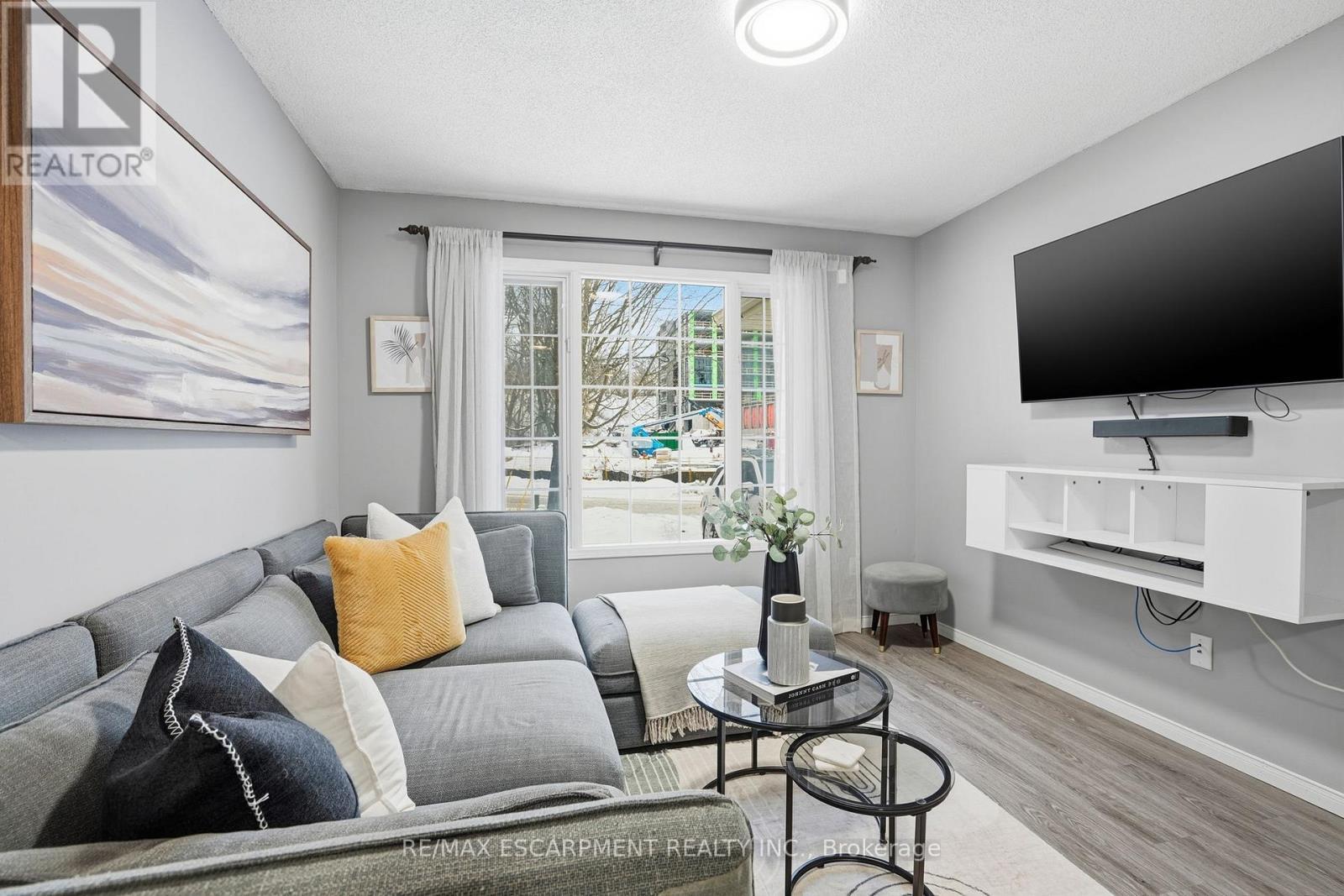 31 Galileo Boulevard, Brantford, ON - Indoor Photo Showing Living Room