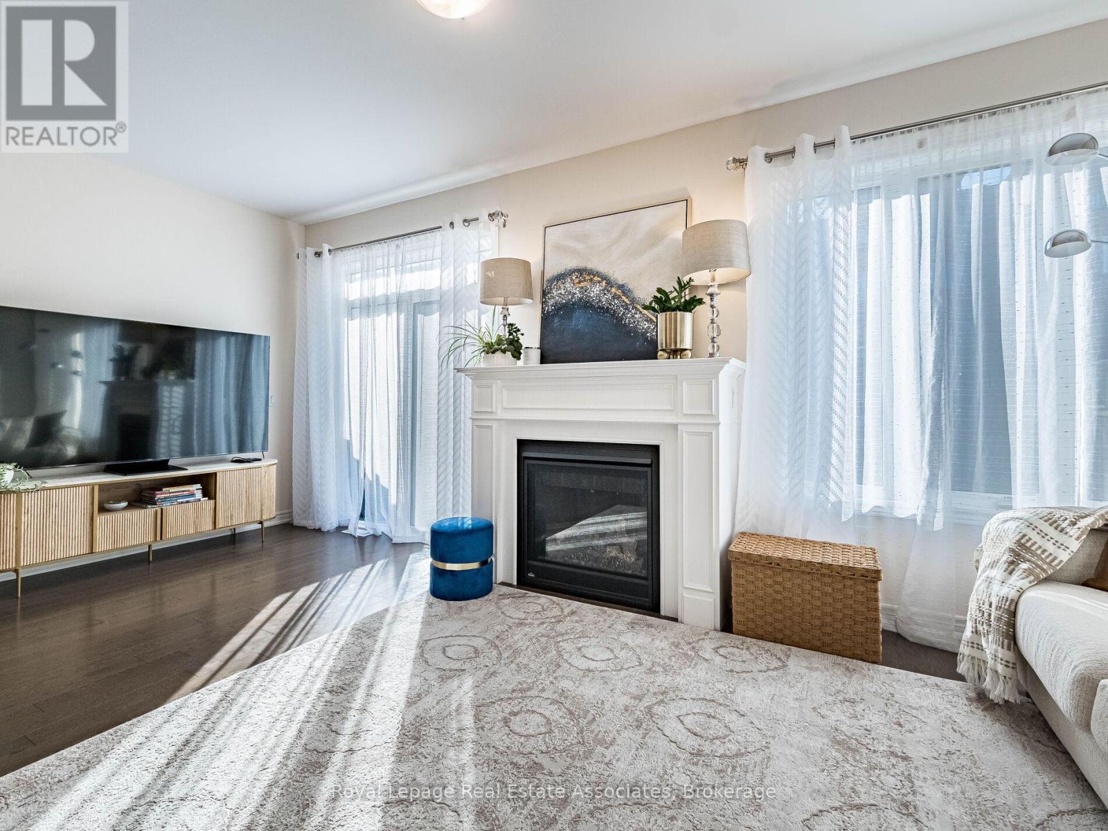 18 Heming Trail, Hamilton, ON - Indoor Photo Showing Living Room With Fireplace