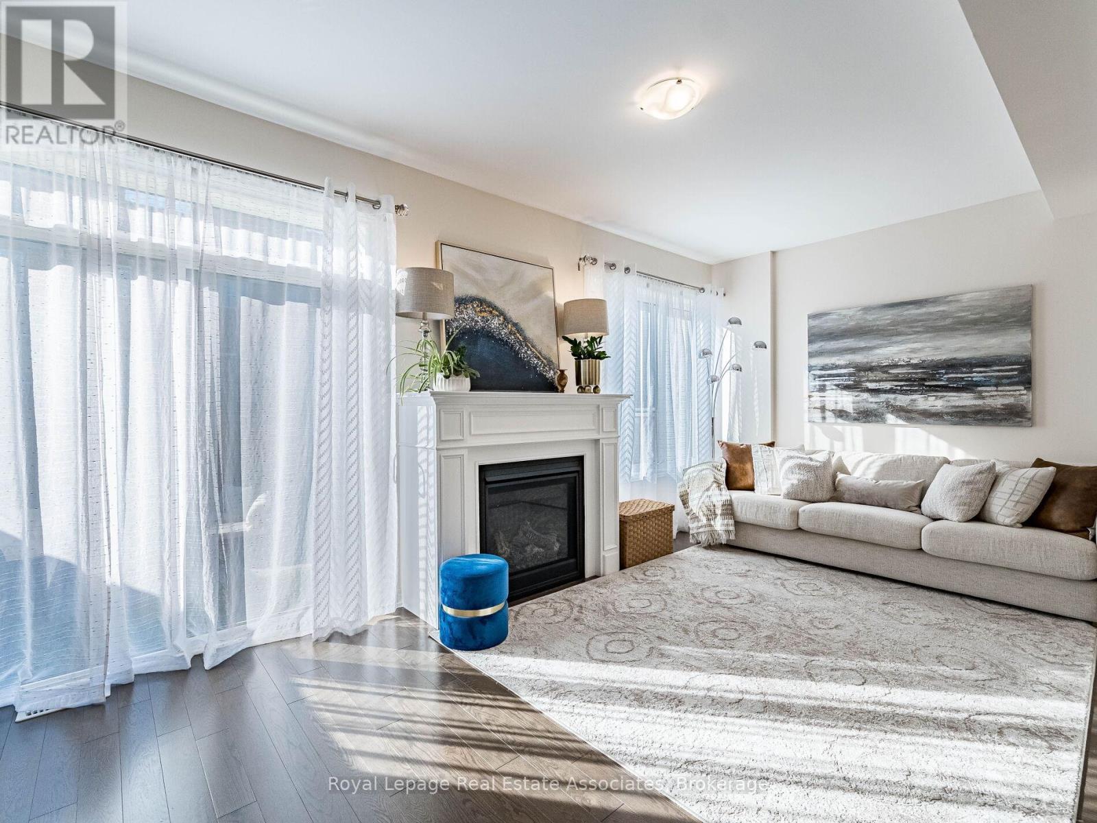 18 Heming Trail, Hamilton, ON - Indoor Photo Showing Living Room With Fireplace