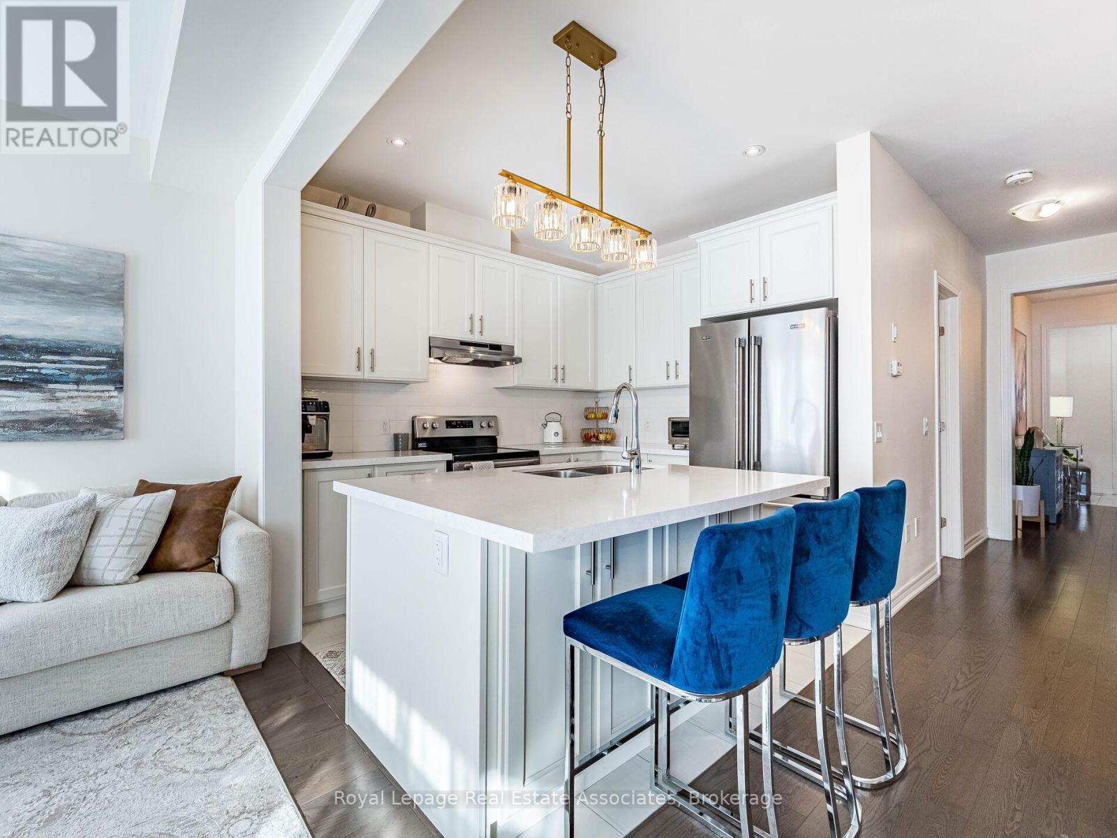 18 Heming Trail, Hamilton, ON - Indoor Photo Showing Kitchen With Stainless Steel Kitchen With Upgraded Kitchen