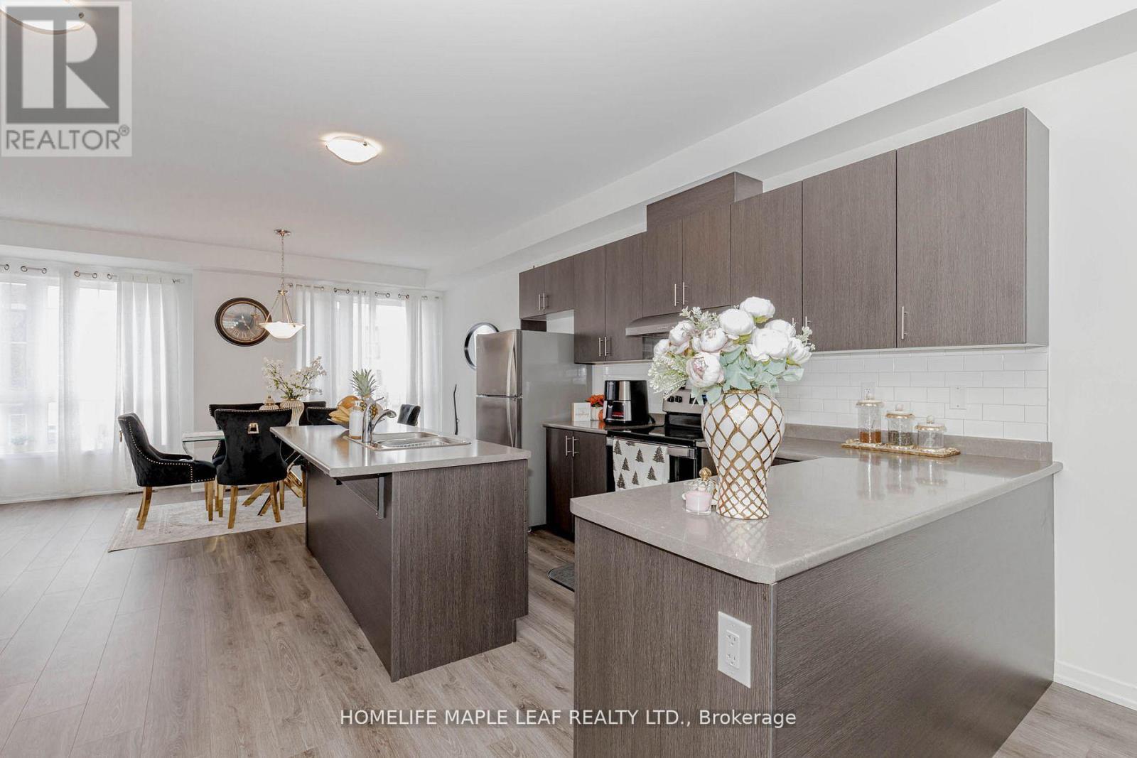 15 Bateson Street, Ajax, ON - Indoor Photo Showing Kitchen With Upgraded Kitchen