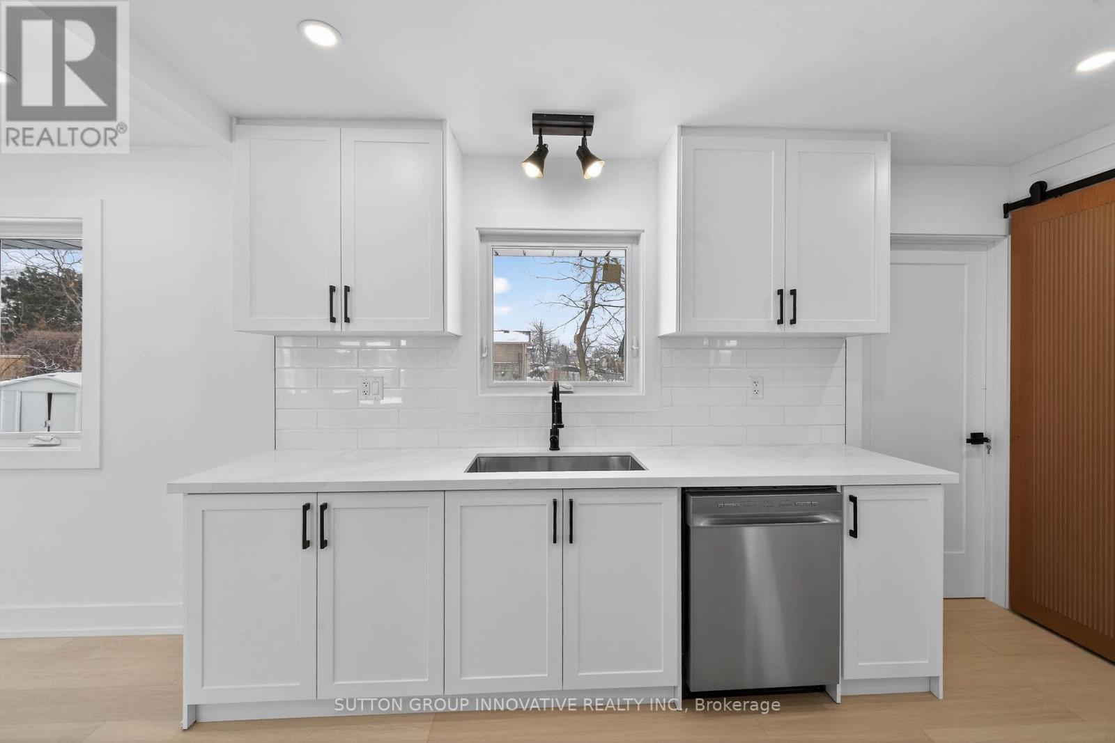 124 Corman Avenue, Hamilton, ON - Indoor Photo Showing Kitchen