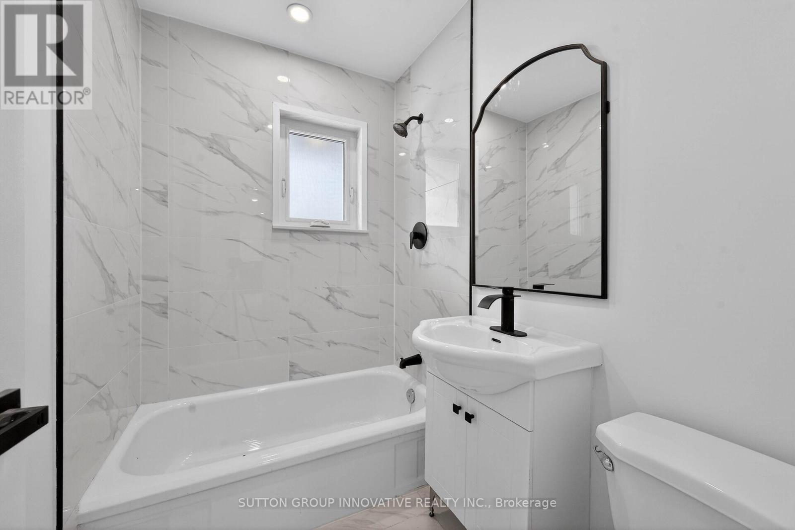 124 Corman Avenue, Hamilton, ON - Indoor Photo Showing Bathroom