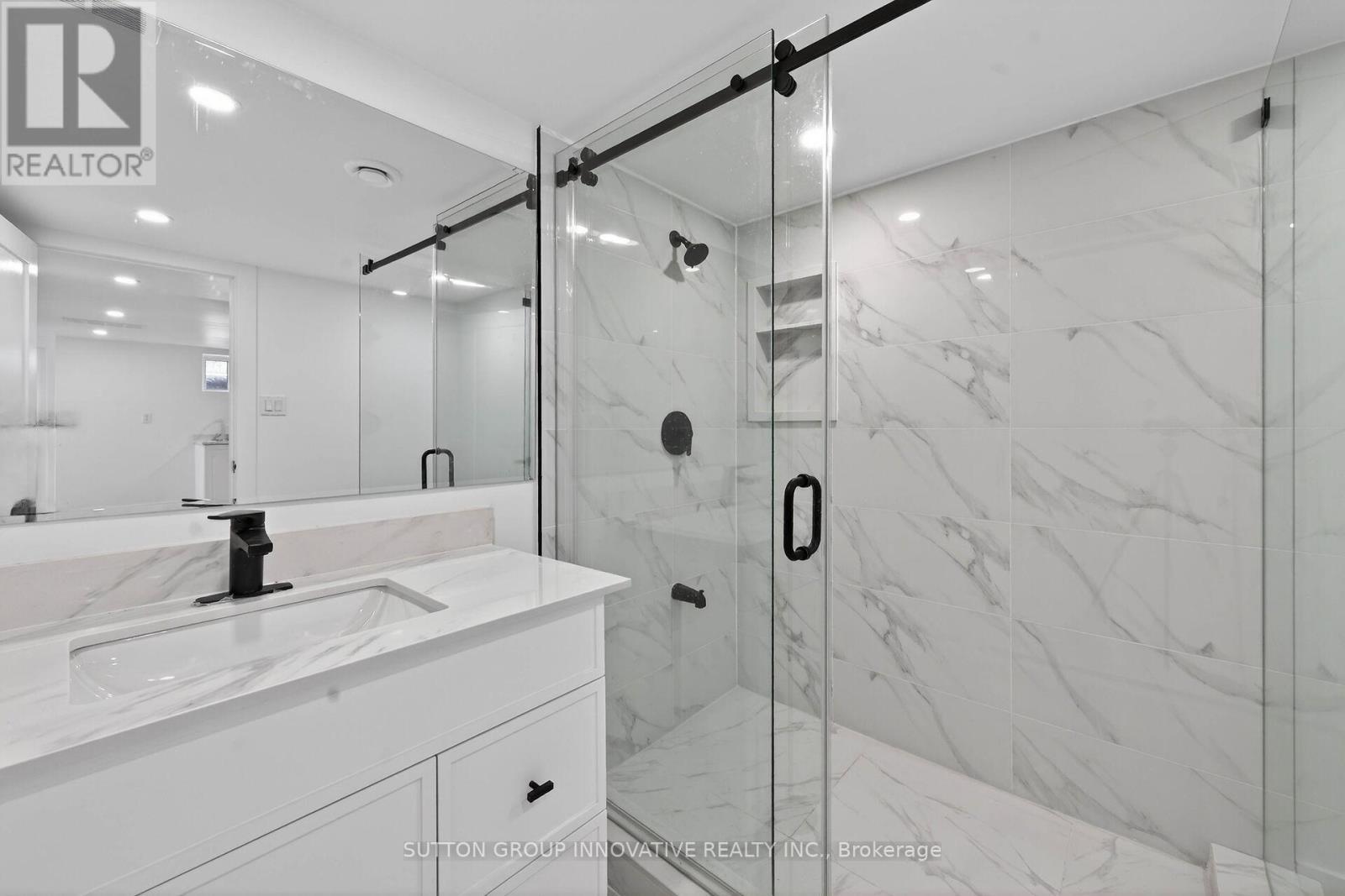 124 Corman Avenue, Hamilton, ON - Indoor Photo Showing Bathroom