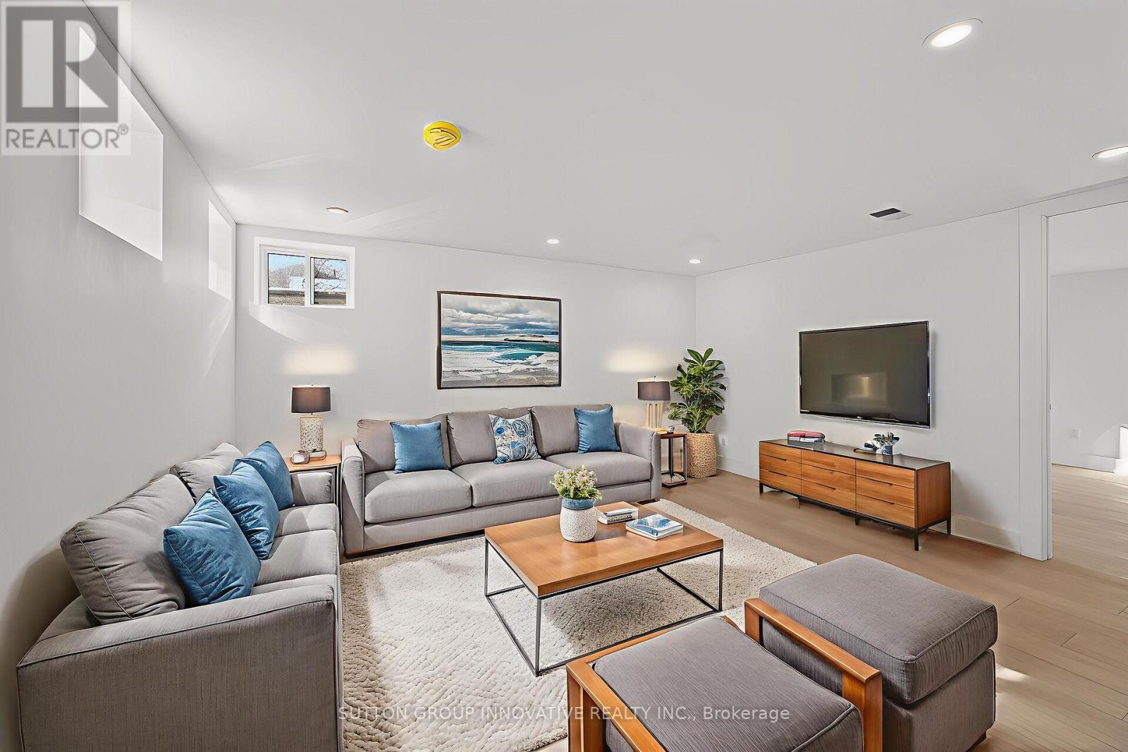 124 Corman Avenue, Hamilton, ON - Indoor Photo Showing Living Room