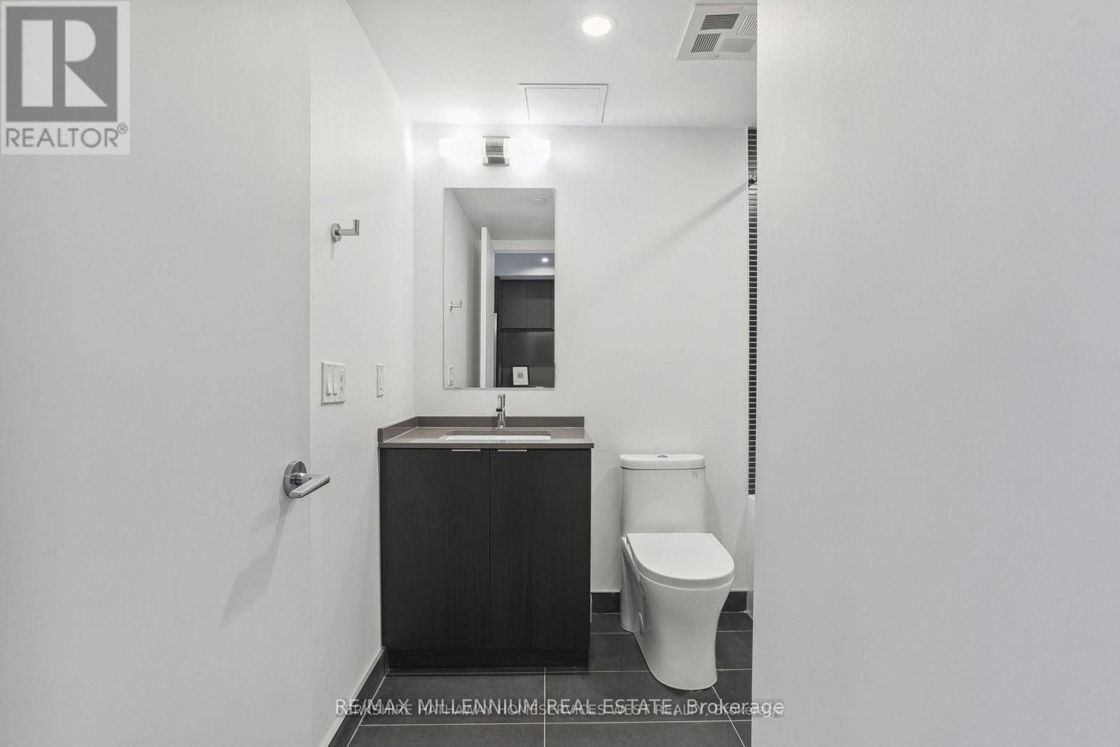 329 - 1 Jarvis Street, Hamilton, ON - Indoor Photo Showing Bathroom