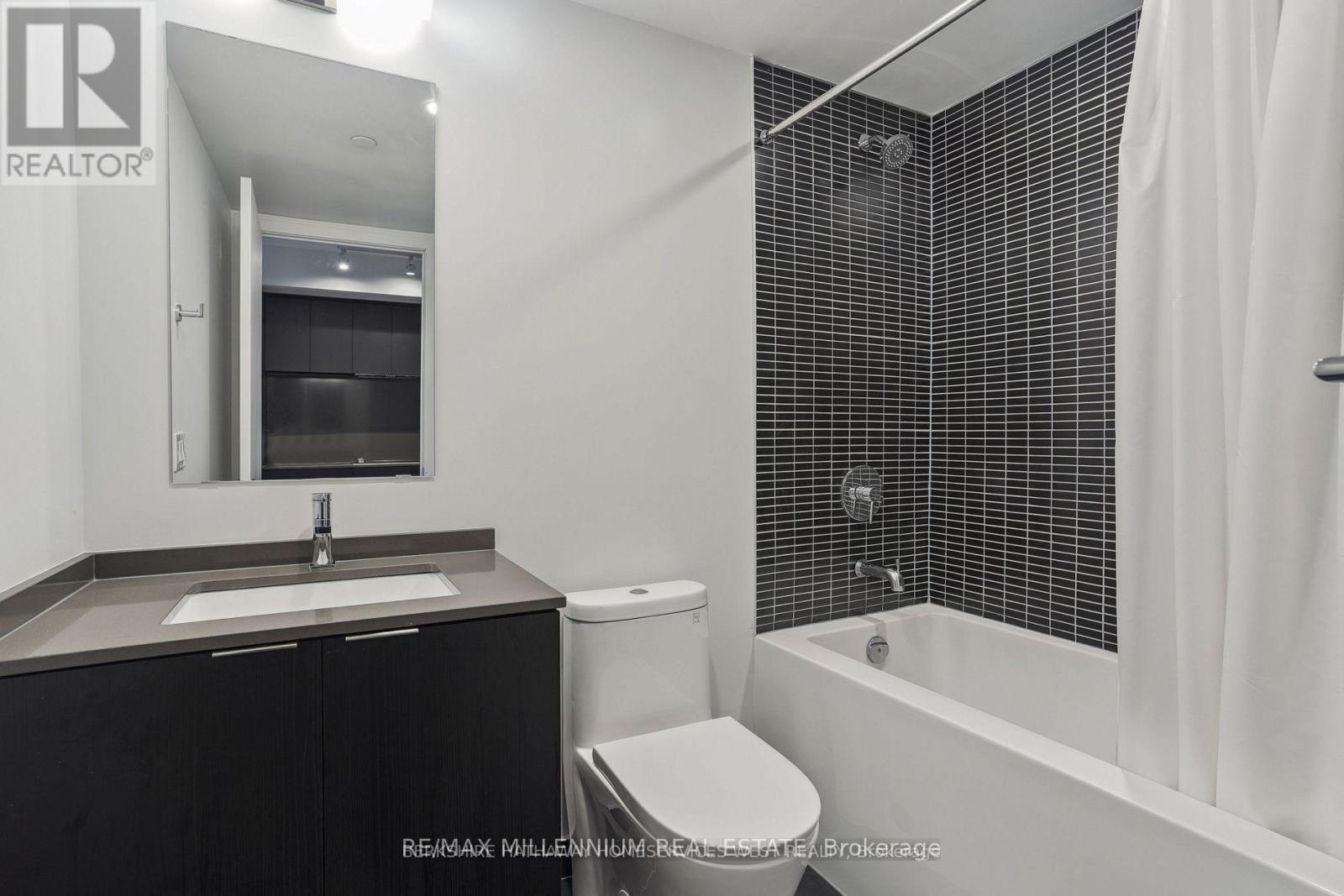 329 - 1 Jarvis Street, Hamilton, ON - Indoor Photo Showing Bathroom