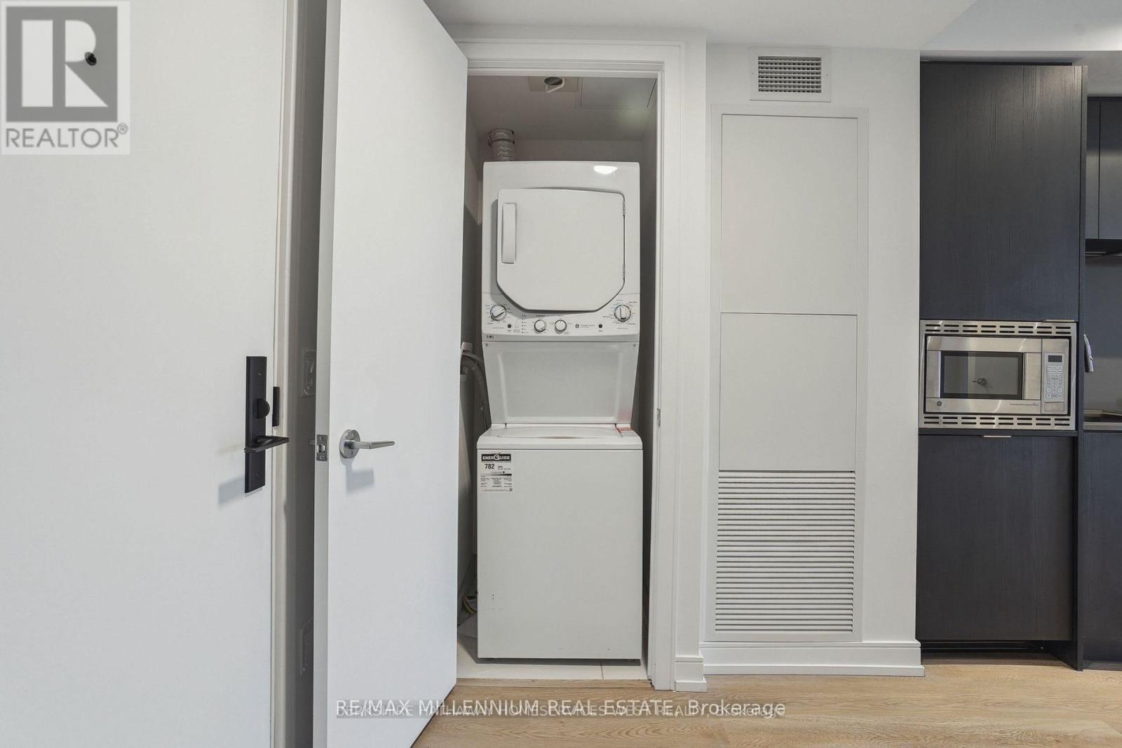 329 - 1 Jarvis Street, Hamilton, ON - Indoor Photo Showing Laundry Room