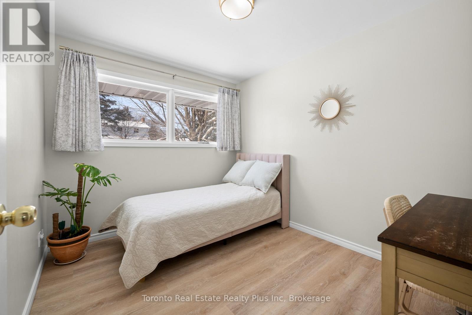 528 Greenbrook Drive, Kitchener, ON - Indoor Photo Showing Bedroom