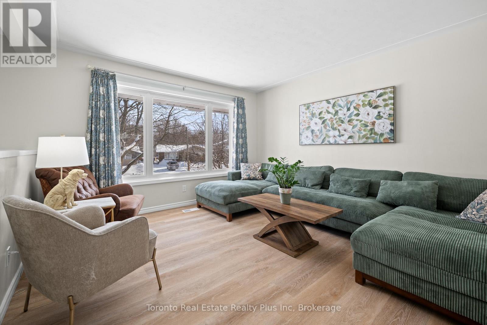 528 Greenbrook Drive, Kitchener, ON - Indoor Photo Showing Living Room
