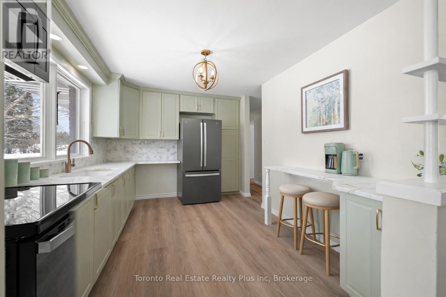 528 Greenbrook Drive, Kitchener, ON - Indoor Photo Showing Kitchen With Upgraded Kitchen