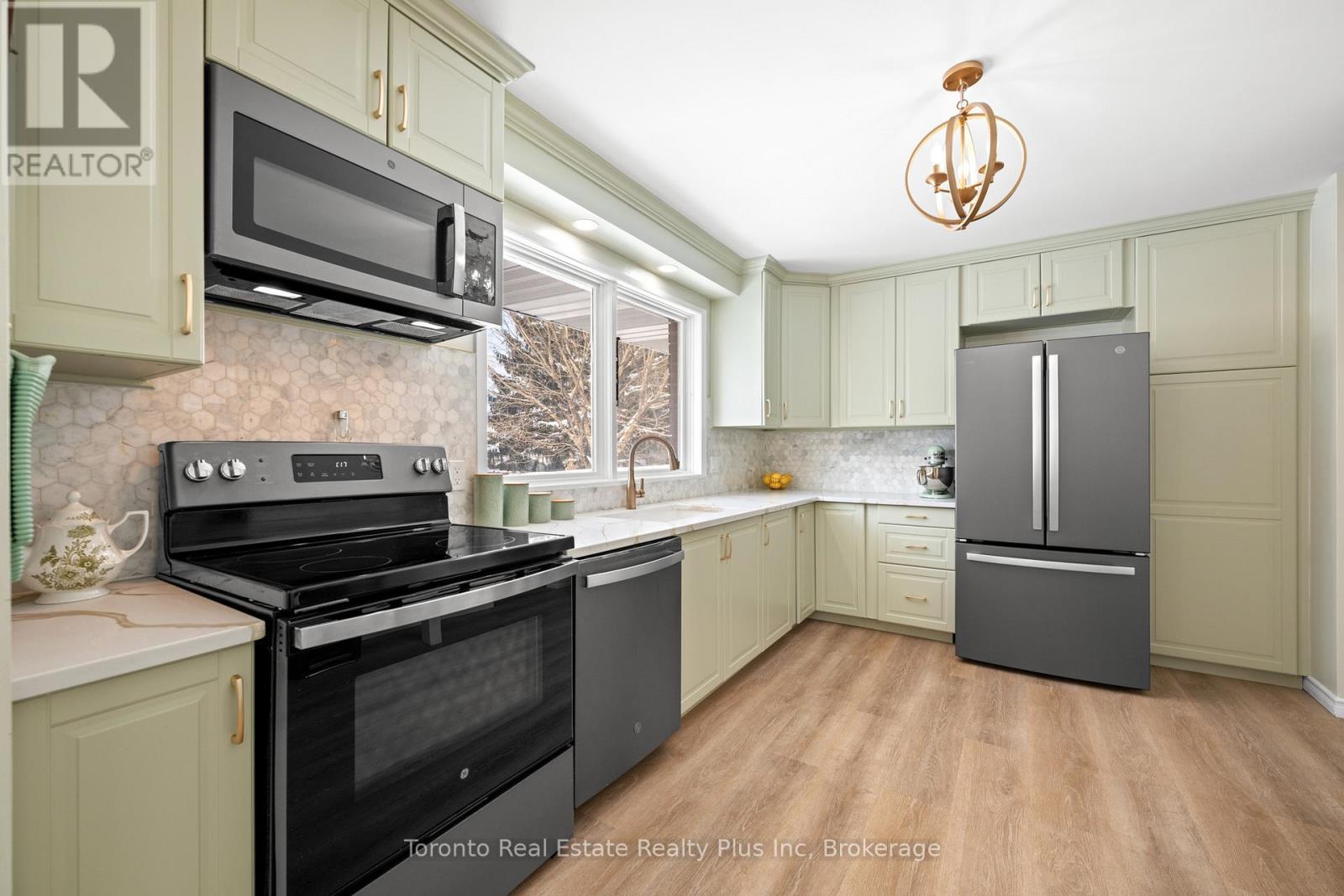 528 Greenbrook Drive, Kitchener, ON - Indoor Photo Showing Kitchen