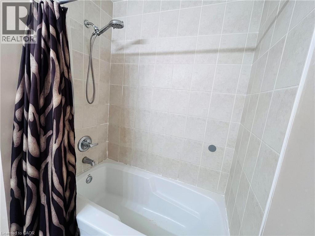 Full bath with shower / tub combo - 5053 Bidwell Common, Burlington, ON - Indoor Photo Showing Bathroom