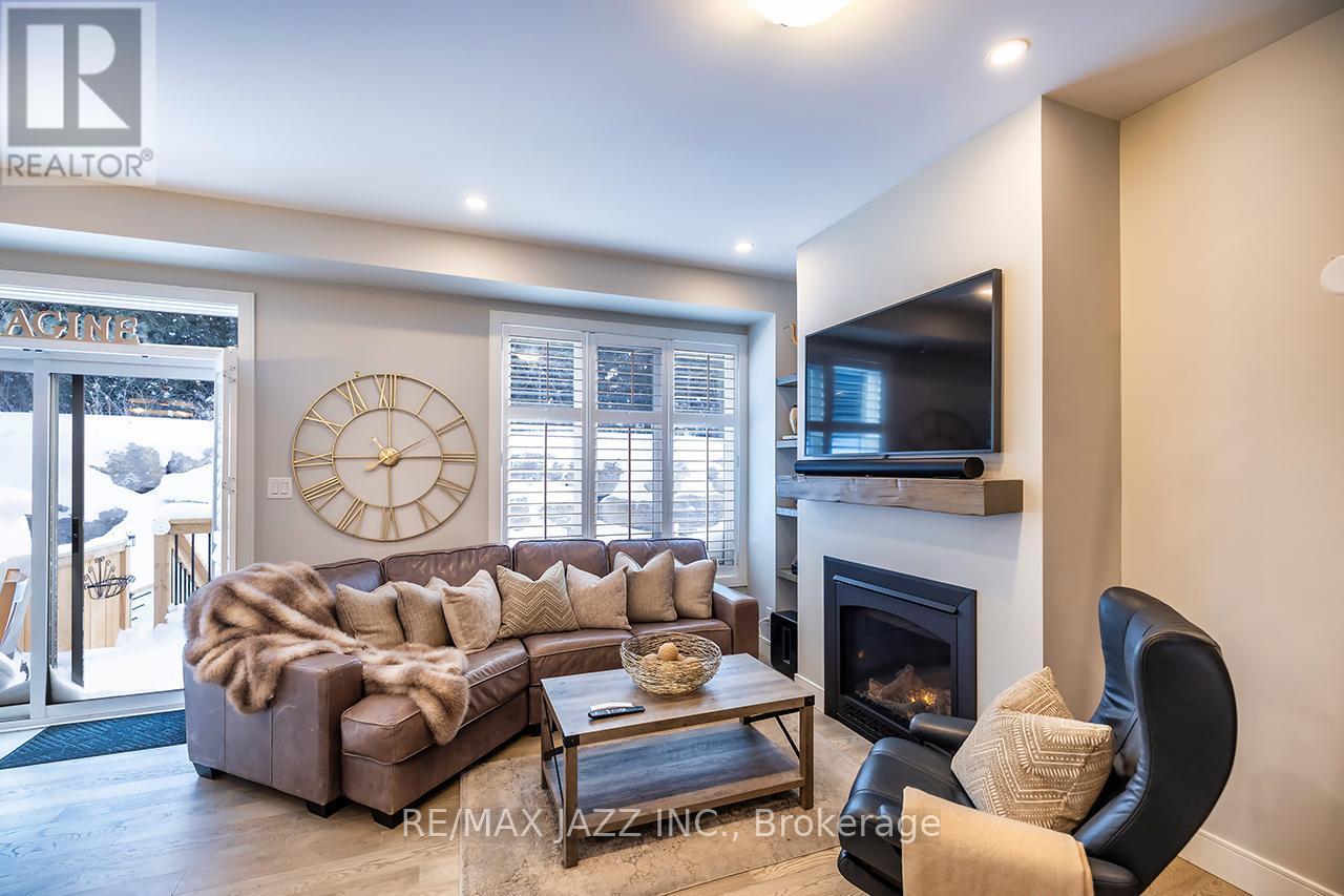 78 Shand Lane, Scugog (Port Perry), ON - Indoor Photo Showing Living Room With Fireplace
